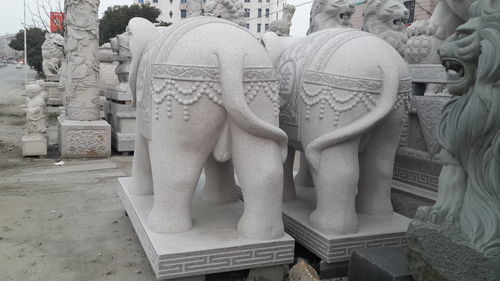 雕刻厂家告诉你,如何辨别石雕大象品质优劣